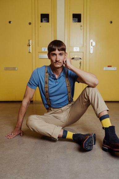 Kreatives Modeshooting mit ausdrucksstarkem Model. Die besondere Farbigkeit der Location diente als Inspiration, der modisch aufgegriffen wurde.