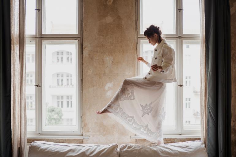 Ein Modeshooting im Vintage-Stil – entstanden 2020 in der authentischen Kulisse eines Berliner Altbaus.