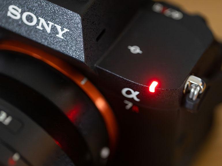 Bei laufenden Videoaufnahmen leuchtet vorne die Tally-Lampe.