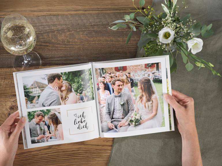 Die Anbieter bringen für Hochzeitsfotobücher diverse schicke Designvorlagen mit.