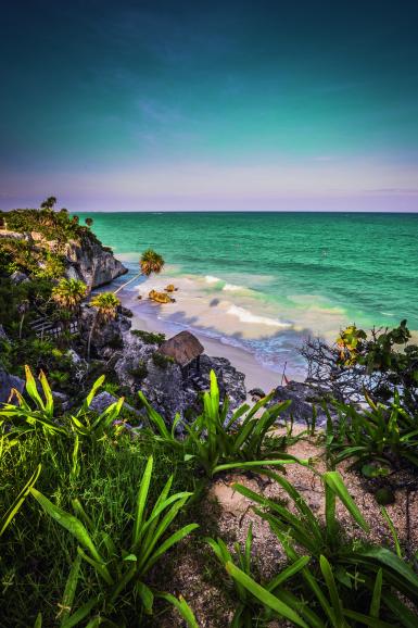 Spektakulärer Blick auf die Maya-Ruinen von Tulum an Mexikos Karibikküste: Historische Stätten, beeindruckende Landschaften und unvergessliche Reiseerlebnisse stehen im Mittelpunkt des aktuellen Monatsthemas „Reise“.