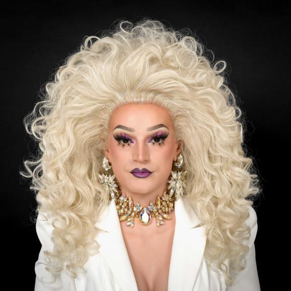 Drag-Queen Cindy Jenner im Porträt mit charakteristischem Drag-Make-up – und in ausdrucksstarker Pose.