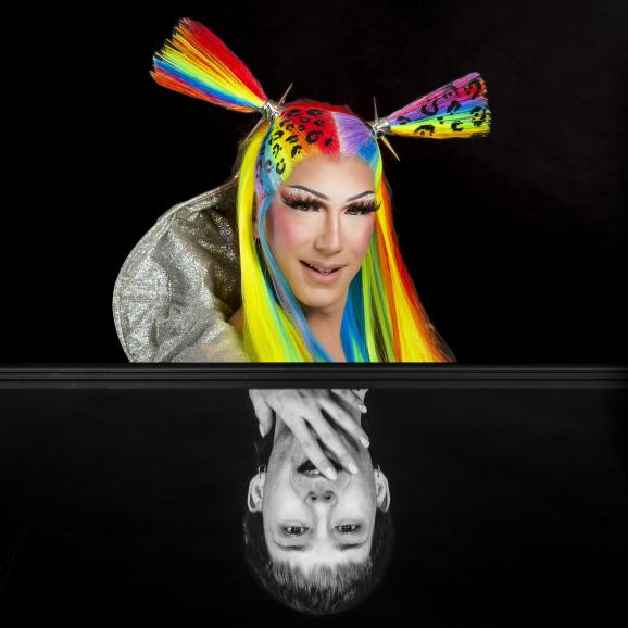 Mit und ohne Kostüm: Mittels Spiegelung zeigt der Fotograf die Drags als Kunstfigur und „privat“.