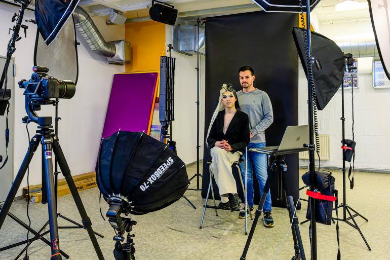 Einblick in das Studio des Fotografen. Bei der Lichtsetzung wurde nichts dem Zufall überlassen.