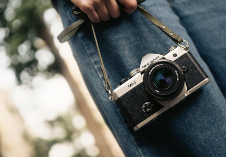 Wir testen drei Festbrennweiten und ein Universalzoom.
