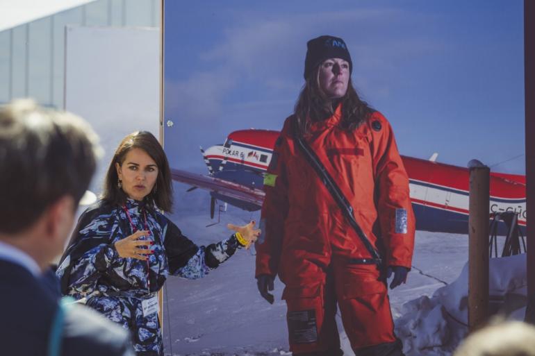 Esther Horvath bei ihrer Ausstellung „Abenteuer – Im Herzen des Eises“ auf dem Nebelhorn.