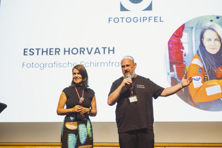 Künstlerische Schirmfrau Esther Horvath mit Christian Popkes.