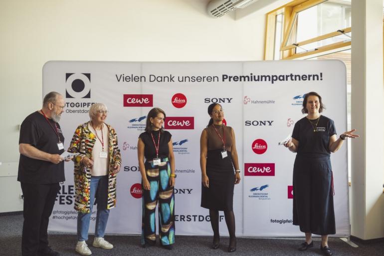 Beim exklusiven Pressetalk sprachen Christian Popkes, künstlerischer Leiter (links), und Bea Fröhlich (Tourismus Oberstdorf, ganz rechts) mit den beiden Schirmfrauen (von links) Claudia Roth und Esther Horvath sowie mit der Ersten Bürgermeisterin Chantalle Schubert über Abenteuer im Allgemeinen, den Fotogipfel und dessen Bedeutung in der Branche und in der Region.