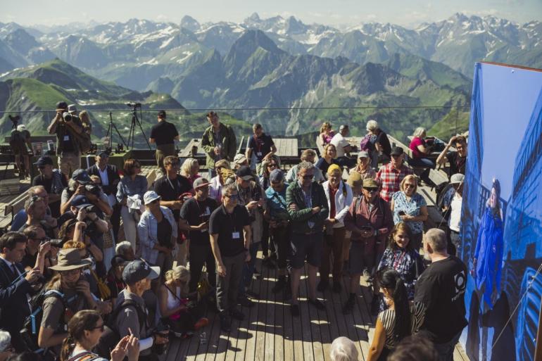 Vor der beeindrucken Naturkulisse und mit dem 400-Gipfel-Blick wurde am Donnerstagmorgen die Ausstellung von Schirmfrau Esther Horvath eröffnet.