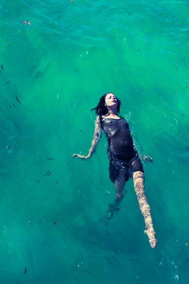 Modefotografie zu Land? Keine Schwierigkeit! Inszenierungen im Wasser sind deutlich herausfordernder.