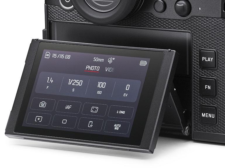 Das Display der Leica SL3-P lässt sich aus und umklappen, ist jedoch nicht komplett frei beweglich. Mit einer Größe von 3,2 Zoll und einer Auflösung von 2,3 Mio. Bildpunkten bietet es bei der Motivkontrolle eine praktische Alternative zum ebenfalls integrierten elektronischen Sucher.
