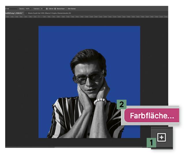 Jetzt kommt Farbe ins Spiel: Das intensive Blau bildet einen starken Kontrast zum monochromen Porträt und gibt bereits die Richtung für die auffällige Pop-Art-Farbwelt vor.