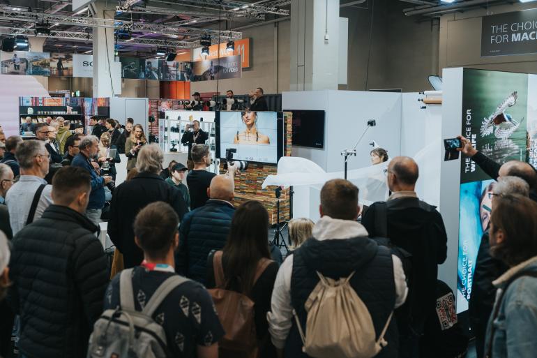 Anfassen, ausprobieren, fotografieren: Auf der Imaging World dreht sich alles um das praktische Erlebnis. Auch 2026 erwarten Besucherinnen und Besucher in Nürnberg aktuelle Kameras und Objektive, Live-Shootings und zahlreiche Möglichkeiten, neue Technik selbst zu testen.