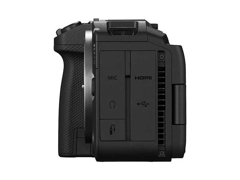 Ohne angelegtes Objektiv passt die EOS R6 V bequem in jede Hosentasche.