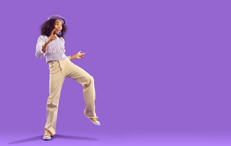 Das Ausgangsbild bietet mit dem einfarbigen Hintergrund und ausreichend Freiraum rund um das Model die ideale Grundlage für den Photoshop-Glow-Effekt.