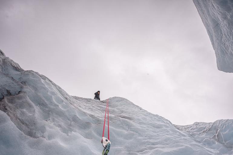 Mitten im Eis: Für „Destination Kanada“ wagte sich das Team auch in die Gletscherwelt Albertas und stieg in Gletscherspalten hinab – eine der außergewöhnlichsten Stationen der Reise.