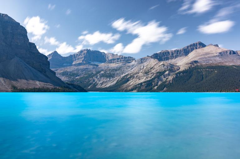 Türkis trifft Fels: Türkisfarbenes Wasser und eine imposante Bergkulisse machen die Landschaft Albertas zu einem eindrucksvollen Ziel für Landschaftsfotografen.