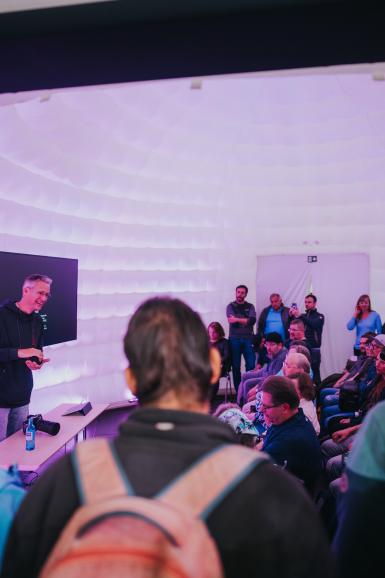 Volles Programm im Influencer Dome: Auf der Imaging World erwarten Besucher Vorträge, Live-Sessions und Inspiration rund um Fotografie und Content Creation.