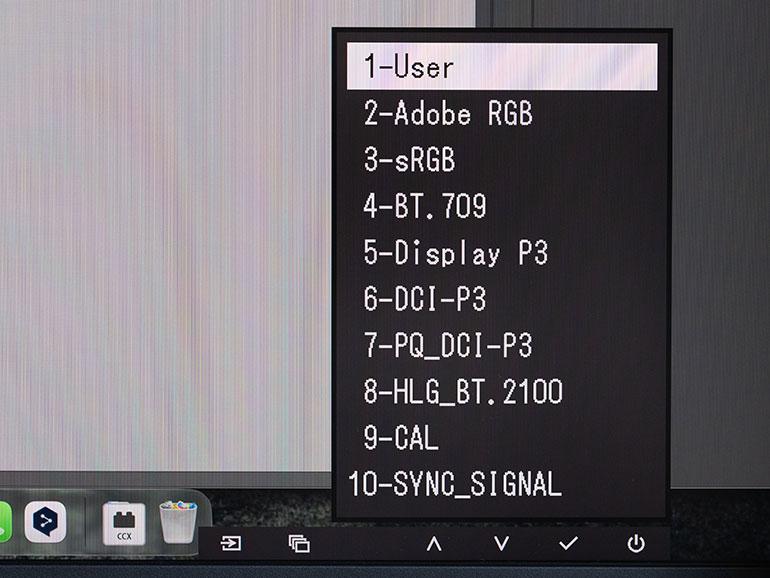 Das Menü bietet Zugriff auf Presets für verschiedene Farbmodi wie Adobe RGB, BT.709 und DCI-P3. Unter CAL lässt sich eine eigene Kalibrierung speichern.