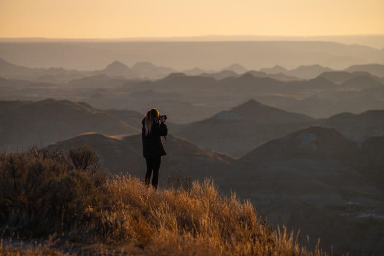 Wenn die Sonne tief steht, verwandelt sich die Landschaft Albertas in ein faszinierendes Spiel aus Licht und Schatten. Für solche Momente lohnt sich das Warten auf das perfekte Licht