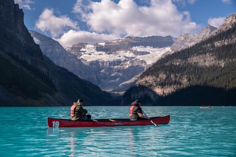 Das türkisfarbene Wasser, die beeindruckende Bergkulisse und die schneebedeckten Gipfel bieten eine spektakuläre Kulisse für die Natur- und Landschaftsfotografie.