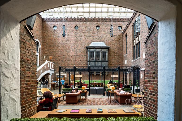 Historisches Backsteinmauerwerk trifft auf modernes Interieur.