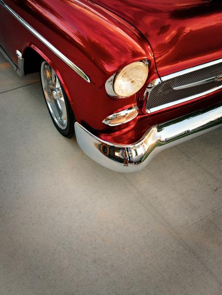 Glänzender Chrom und roter Lack: klassische Automobildetails.
