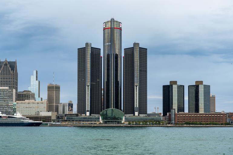 Das Renaissance Center prägt die Skyline von Detroit.
