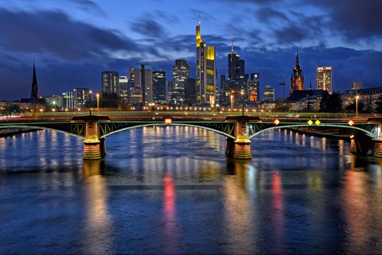 Nachtfotografie in der Stadt wird oft zur blauen Stunde am besten – dann hebt sich der Himmel noch von den Gebäuden ab und zeigt Zeichnung