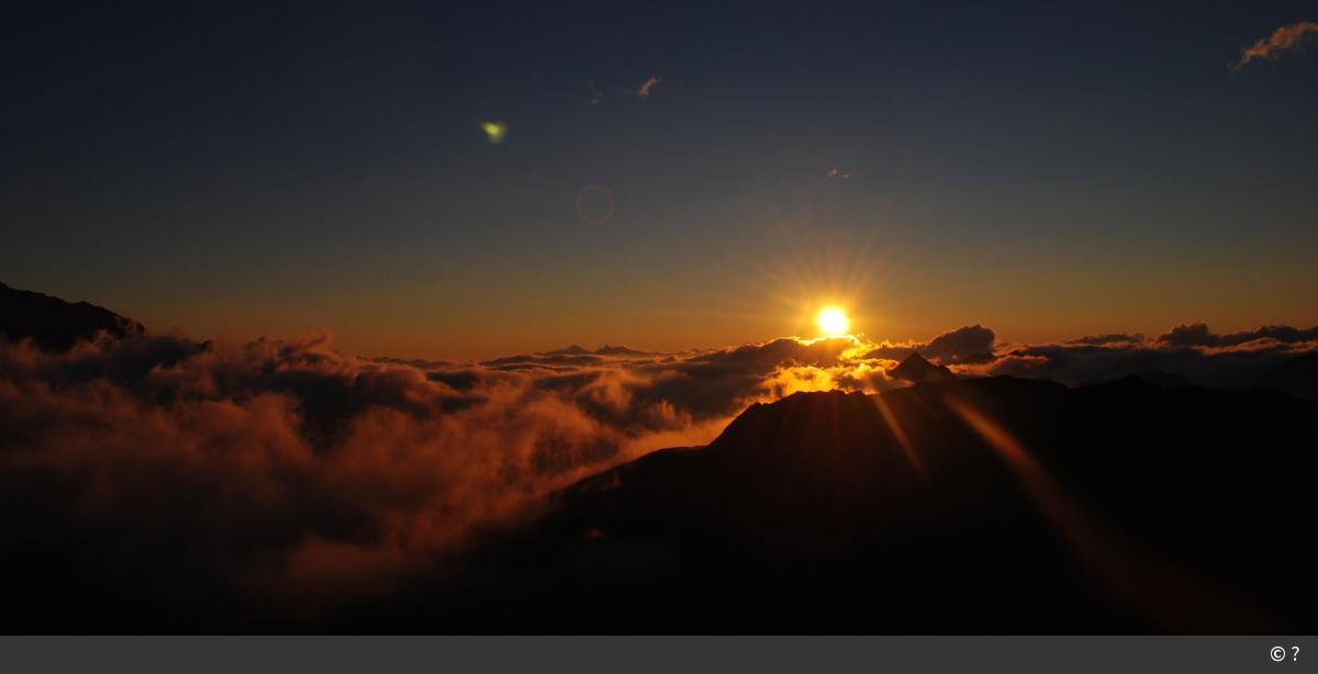 Sonnenaufgang in den bergen. | DigitalPHOTO