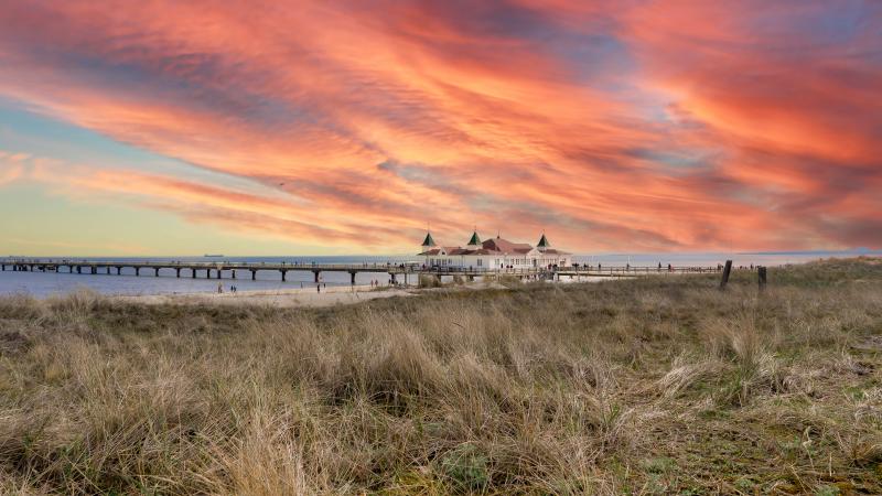 Seebrücke Ahlbeck: Deutschlands älteste Seebrücke ist eigentlich immer fotogen – bei Sonnenuntergang aber noch einmal mehr! Positionieren Sie sich etwas weiter entfernt und nutzen Sie das ganze Panorama, um möglichst viel von der... Animaflora – iStockphotos.com/de